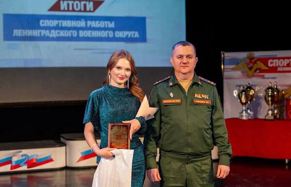 Алина Попова на сцене награждается грамотой за участие в спартакиаде ЛенВО 