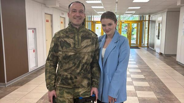Алина Попова с бойцом, которому помогала в госпитале 