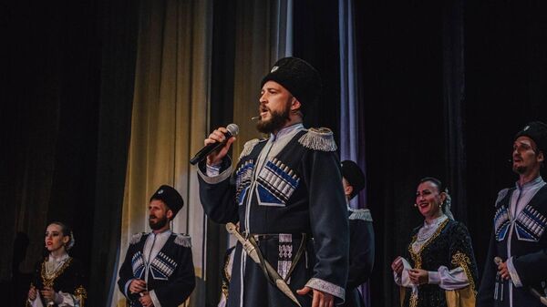Александр Гузко и участники государственного казачьего ансамбля песни и танца Ставрополье