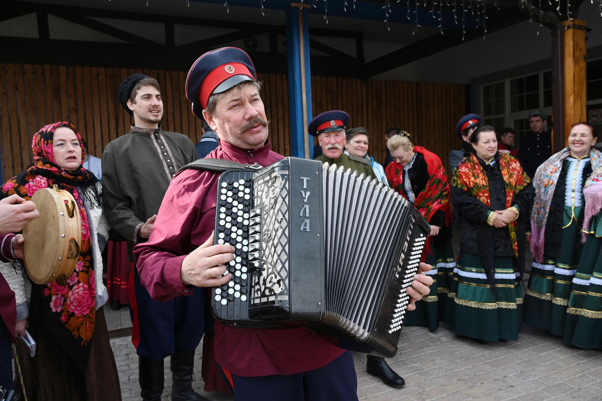  Участники празднования Широкой Масленицы на территории культурно-образовательного этнокомплекса Кумжа в Ростовской области - РИА Новости, 1920, 17.02.2026