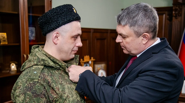 Леонид Пасечник присваивает звание героя ЛНР казаку Александру Бурееву 