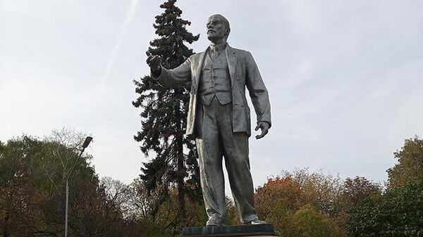 Курьяновский Ленин с протянутой рукой снялся во многих фильмах и сериалах Курьяновский Ленин с протянутой рукой снялся во многих фильмах и сериалах