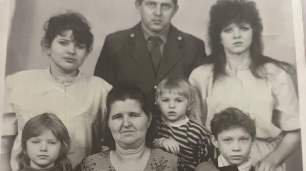 В центре – бабушка Клавдия, сверху – ее старший сын Василий, справа – вторая дочь Мария со своими сыновьями, слева – мама Натальи Плиско Ирина и Наталья