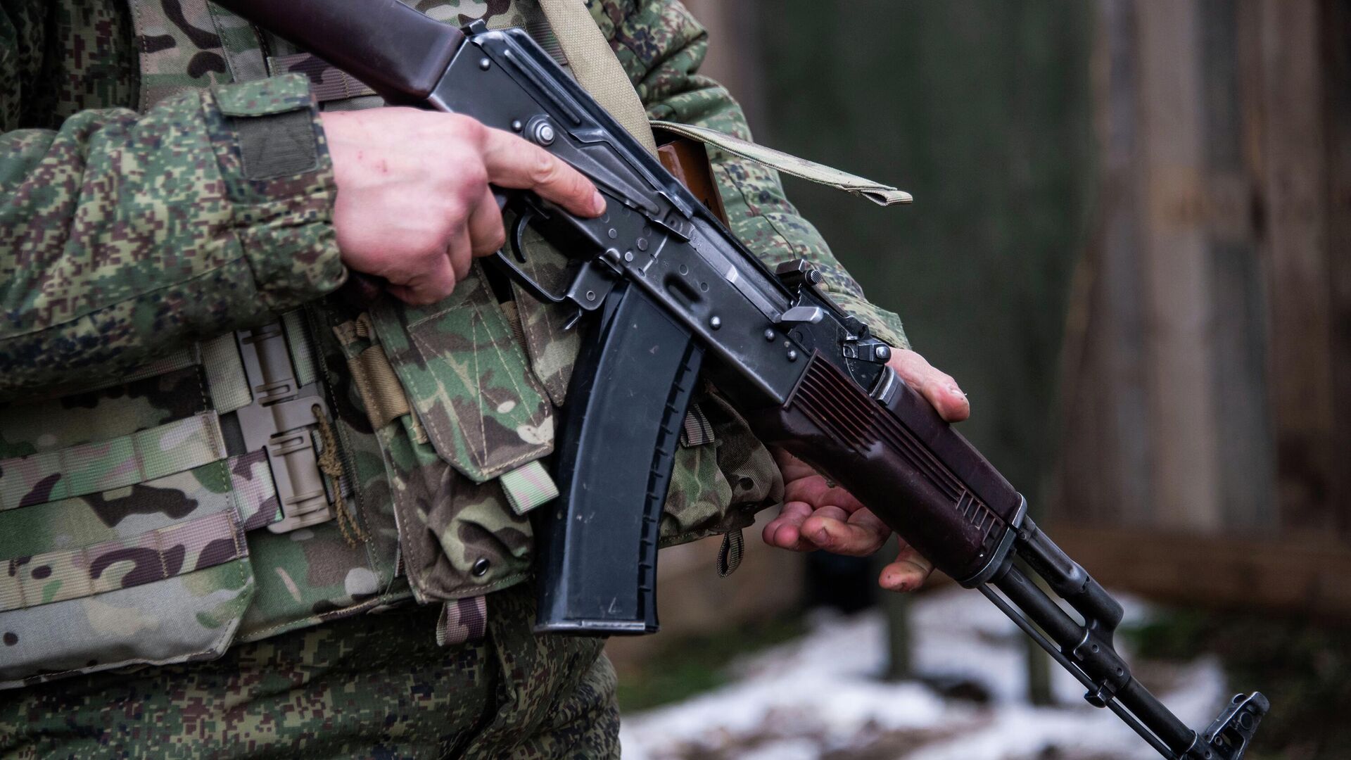 Оружие в руках военнослужащего - РИА Новости, 1920, 03.03.2026
