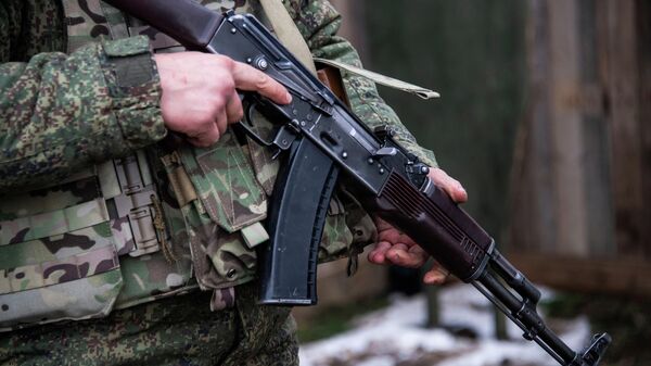 Оружие в руках военнослужащего