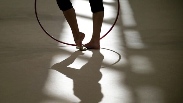 Гимнастка во время тренировки