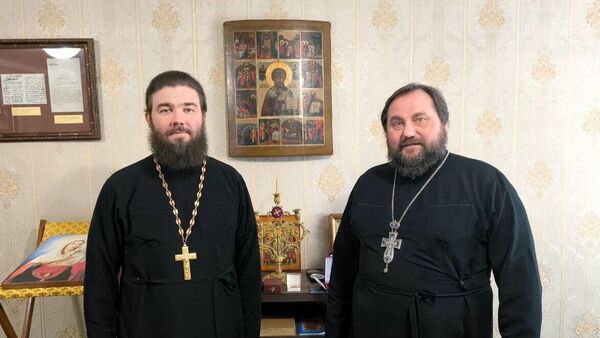 Ответственный секретарь Синодального комитета по взаимодействию с казачеством иерей Тимофей Чайкин и войсковой священник войскового казачьего общества Всевеликое войско Донское протоиерей Георгий Сморкалов