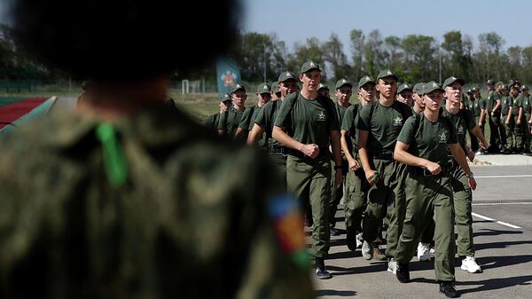 Ученики на занятиях по первоначальной военной подготовке в Центре военно-патриотического воспитания Патриот в Краснодарском крае