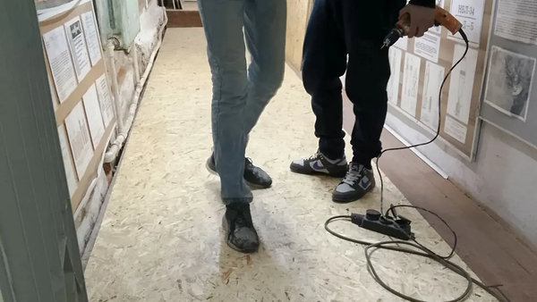 Ученики казачьего класса школы №31города Ишима помогают в ремонте музея