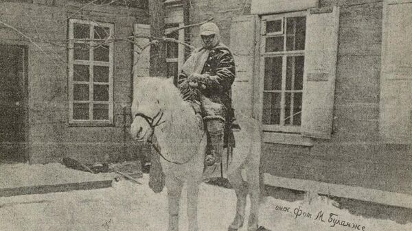 Сотник Пешков в дорожном костюме на своем коне Сером в Омске. Позади 5000 километров пути. Фото М.Буланже