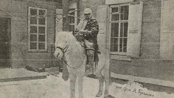 Сотник Пешков в дорожном костюме на своем коне Сером в Омске. Позади 5000 километров пути. Фото М.Буланже Сотник Пешков в дорожном костюме на своем коне Сером в Омске. Позади 5000 километров пути. Фото М.Буланже