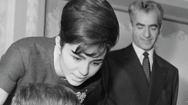 Шах Ирана с женой и сыном во время визита. В руках мальчика модель советского спутника земли, 1964 год