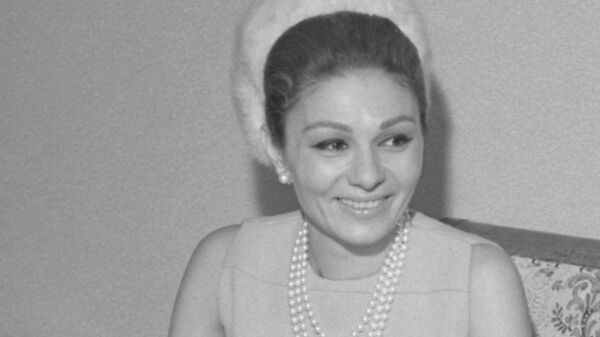 Иранская императрица Фарах Пехлеви во время небольшой паузы между официальными мероприятиями, 1968 год