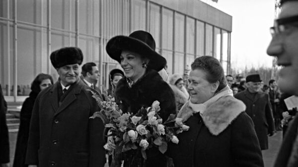 Частный визит иранской императрицы Фарах Пехлеви в Советский Союз. Встреча в аэропорту Внуково, 1970 год