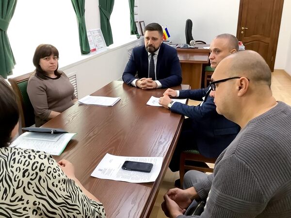 Фредерик Аникин (первый справа) на приеме у главы администрации Каменского района Ростовской области Владимира Савина