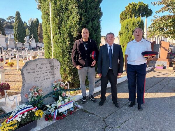 Фредерик Аникин (первый слева) у памятника русским воинам в Марселе в День окончания Первой мировой войны