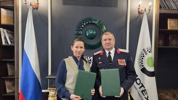 Проректор по образовательной деятельности Российского биотехнологического университета Оксана Даньшина и первый заместитель (товарищ) атамана Симбирского ОКО Волжского войскового казачьего общества Андрей Терехов