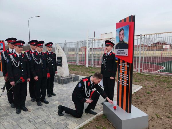 Возложение цветов к стеле памяти выпускника корпуса 