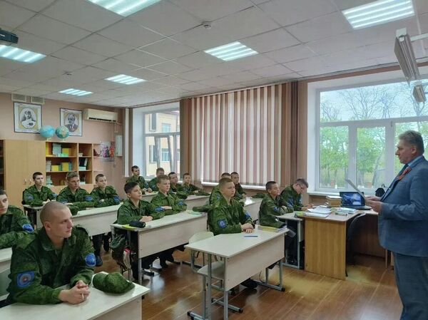 Воспитанники Кропоткинского казачьего кадетского корпуса