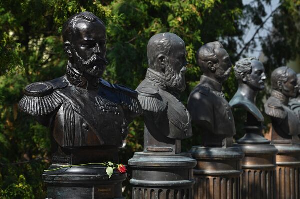 Памятник Николаю II на Аллее правителей в Петроверигском переулке в Москве Памятник Николаю II на Аллее правителей в Петроверигском переулке в Москве