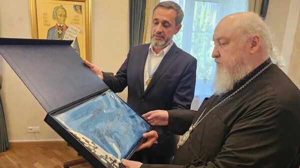 Передача копии знамени казачьей разведывательной бригады Терек с подписью Владимира Путина митрополиту Ставропольскому и Невинномысскому Кириллу