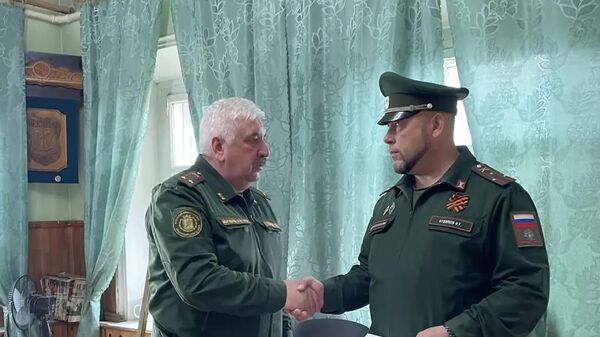 Атаман ЕВКО Николай Худолеев заключает контракт с мобрезервом ВС РФ