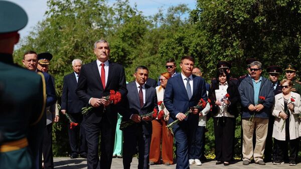 Губернатор Амурской области Василий Орлов возложил цветы к памятнику казаков-первопоселенцев