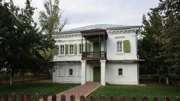 Дом торговых казаков Жученковых в Черкасске. Памятник жилой архитектуры XVIII века. В этом курене точно варили кофе, семейство-то было зажиточное Дом торговых казаков Жученковых в Черкасске. Памятник жилой архитектуры XVIII века. В этом курене точно варили кофе, семейство-то было зажиточное