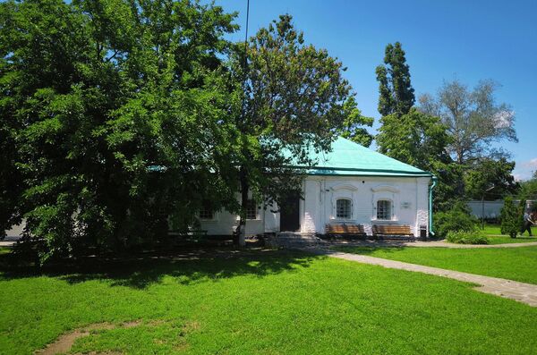 Кухня при дворце атаманов Ефремовых в Старочеркасске находилась отдельно от основного здания имения. Тут готовили трапезы и варили кофе для казачьей знати Кухня при дворце атаманов Ефремовых в Старочеркасске находилась отдельно от основного здания имения. Тут готовили трапезы и варили кофе для казачьей знати