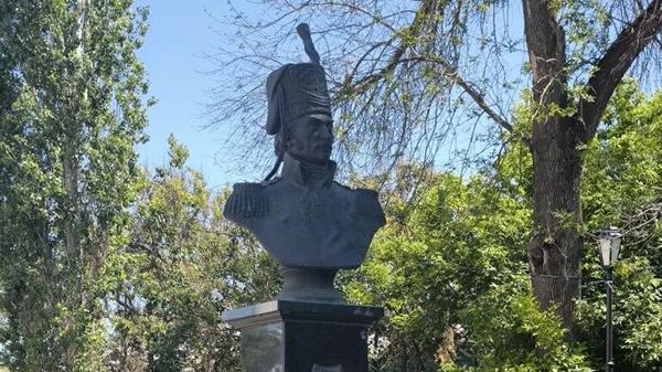 Станица Старочеркасская. Бюст атамана Матвея Платова. 