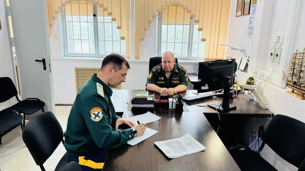 Врио атамана Уссурийского войскового казачьего общества подписывает контракт о пребывании в мобрезерве