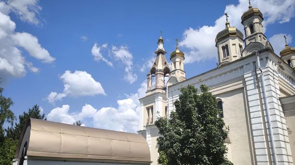 Вход в фамильный склеп графов Платовых под церковью Рождества Пресвятой Богородицы. Хутор Малый Мишкин. Ростовская область