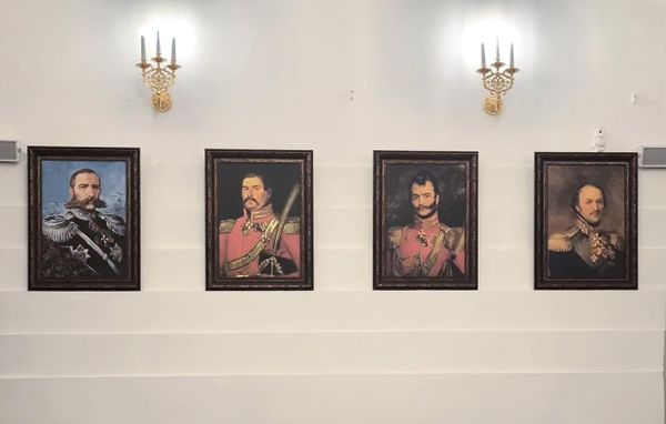 Портреты донских генералов в крипте-усыпальнице Патриаршего Вознесенского войскового всеказачьего собора. Слева направо: Яков Бакланов, Иван Ефремов, Василий Орлов-Денисов, Матвей Платов Портреты донских генералов в крипте-усыпальнице Патриаршего Вознесенского войскового всеказачьего собора. Слева направо: Яков Бакланов, Иван Ефремов, Василий Орлов-Денисов, Матвей Платов