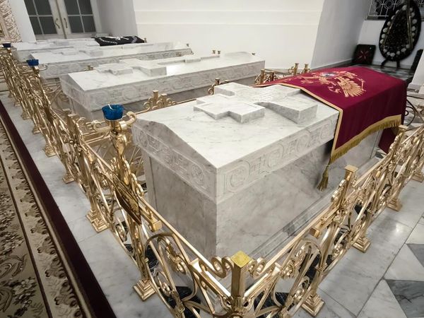 Последнее пристанище выдающихся донских генералов. На переднем плане, покрытое малиновым стягом, надгробие атамана графа Платова Последнее пристанище выдающихся донских генералов. На переднем плане, покрытое малиновым стягом, надгробие атамана графа Платова