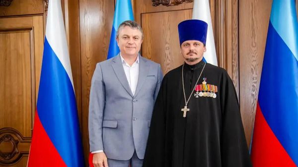 Глава ЛНР Леонид Пасечник и иерей Владислав Сулейманов