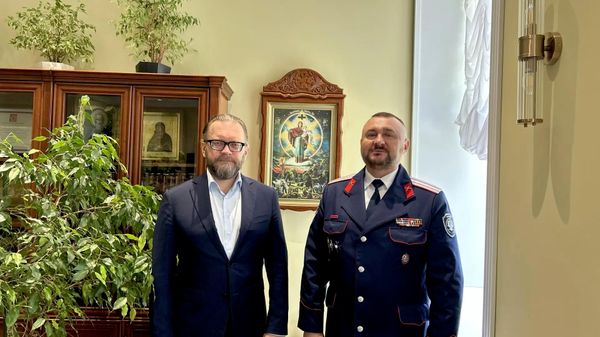 Ректор Первого казачьего университета Арсений Миронов и атаман Волжского казачьего войска Константин Давитьян