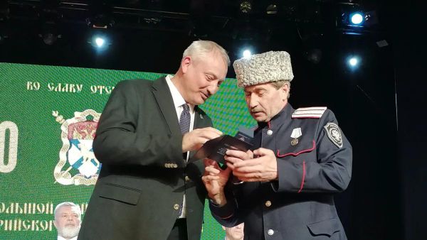 Награждение атамана Камчатского ОКО нагрудным знаком За отличие в службе российского казачества
