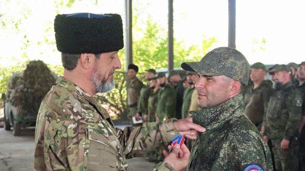 Атаман ВсКО Виталий Кузнецов награждает отличившихся бойцов