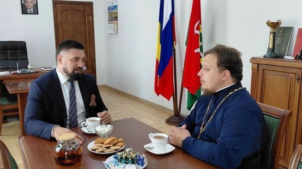 Глава администрации Каменского района Владимир Савин и благочинный приходов Каменского округа Игорь Лосев
