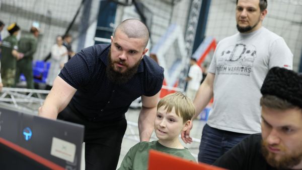 Казак ВКО ЦКВ Денис Анищенко и участники проекта Учебно-практический класс БПЛА “Точка взлета” Казак ВКО ЦКВ Денис Анищенко и участники проекта Учебно-практический класс БПЛА “Точка взлета”
