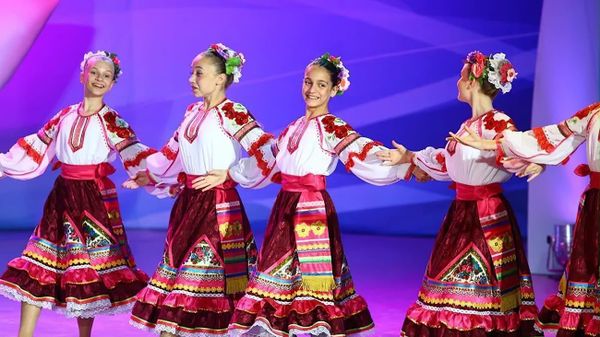 София Бойко с творческим коллективом детской школы-интерната искусств и казачьей культуры им. В.Г.Захарченко 