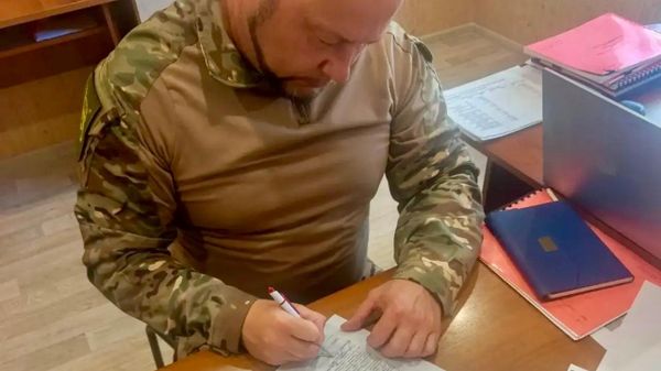 Атаман ЕВКО Николай Худолеев подписывает контракт с ВС РФ на вступление в состав мобилизационного людского резерва