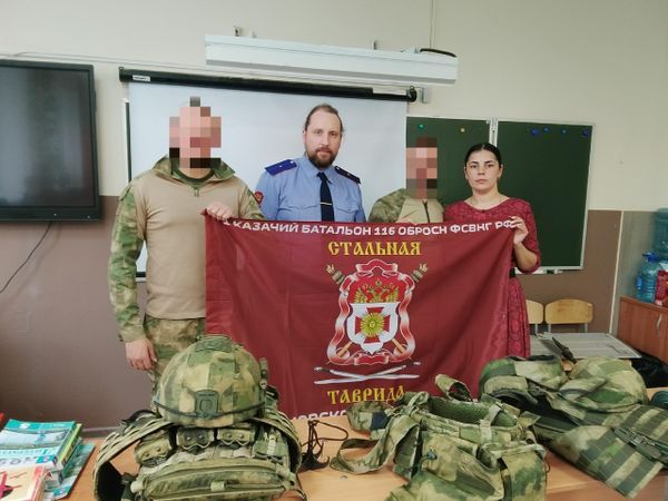 Екатерина Хатеева с бойцами из батальона Таврида