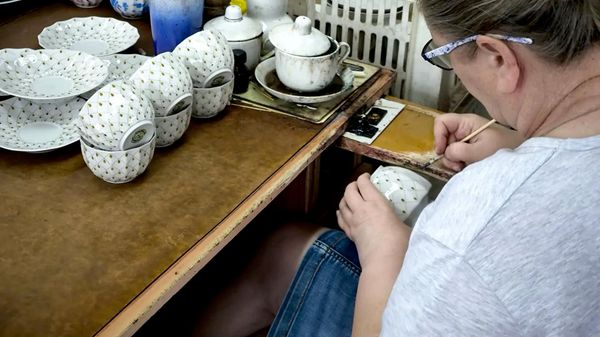 Ручная роспись делает каждое изделие уникальным 