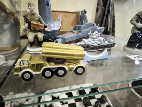Фарфоровые военные корабли, РСЗО Ураган и Василий Теркин с гармошкой 
