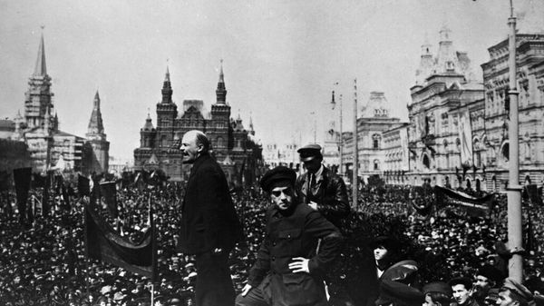 Владимир Ленин на открытии скульптурной композиции Степан Тимофеевич Разин с ватагой. Москва, Красная площадь, 1 мая 1919 года Владимир Ленин на открытии скульптурной композиции Степан Тимофеевич Разин с ватагой. Москва, Красная площадь, 1 мая 1919 года