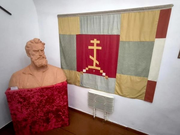Бюст атамана Игната Некрасова и его знамя Бюст атамана Игната Некрасова и его знамя