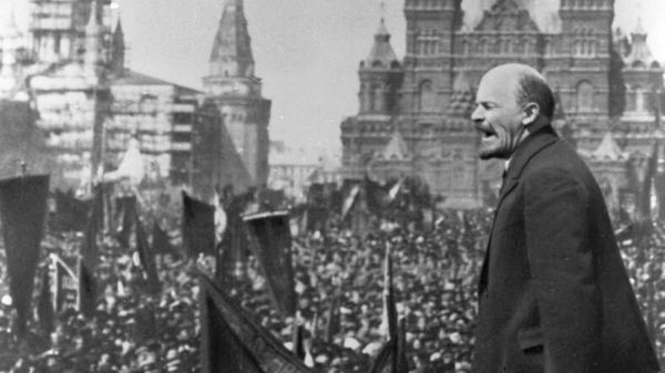 Владимир Ленин на открытии скульптурной композиции Степан Тимофеевич Разин с ватагой. Москва, Красная площадь, 1 мая 1919 года Владимир Ленин на открытии скульптурной композиции Степан Тимофеевич Разин с ватагой. Москва, Красная площадь, 1 мая 1919 года