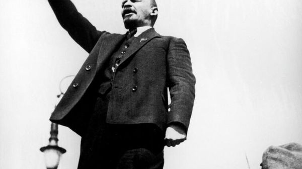 Владимир Ленин на открытии скульптурной композиции Степан Тимофеевич Разин с ватагой. Москва, Красная площадь, 1 мая 1919 года Владимир Ленин на открытии скульптурной композиции Степан Тимофеевич Разин с ватагой. Москва, Красная площадь, 1 мая 1919 года