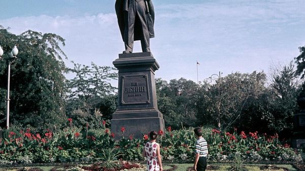 Памятник Ленину на пьедестале памятника Платову. Новочеркасск. 1966 год Памятник Ленину на пьедестале памятника Платову. Новочеркасск. 1966 год